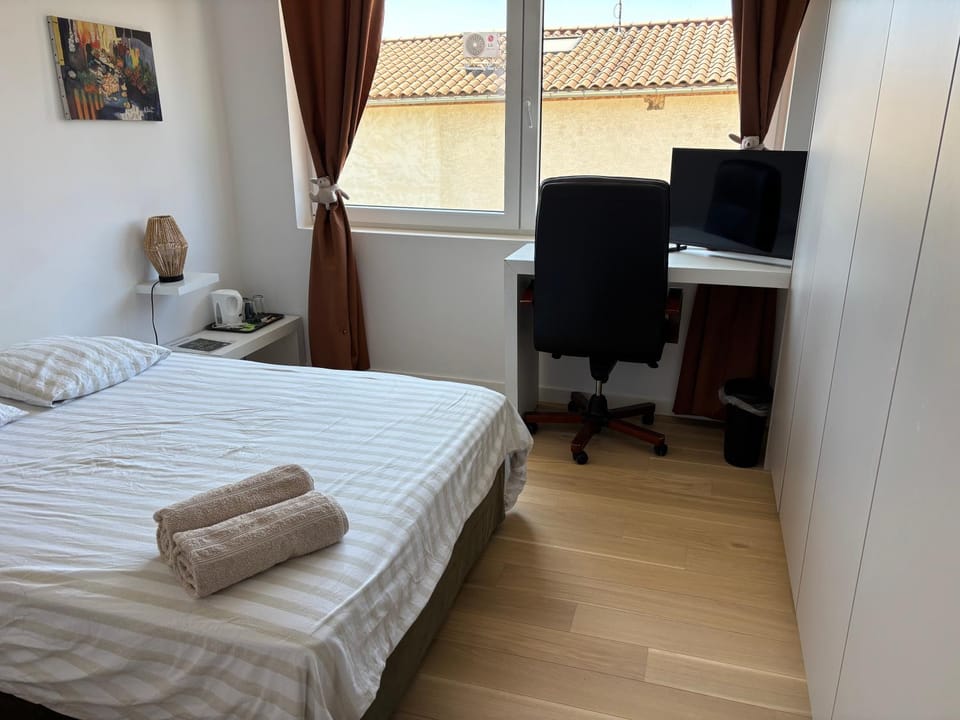 Chambre privée climatisé avec salle de bain partagée - Le Sable Vacation rental in Auvergne-Rhône-Alpes
