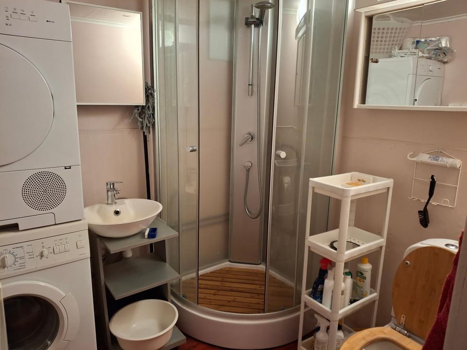 Shower, Toilet, Bathroom, washing machine, dryer