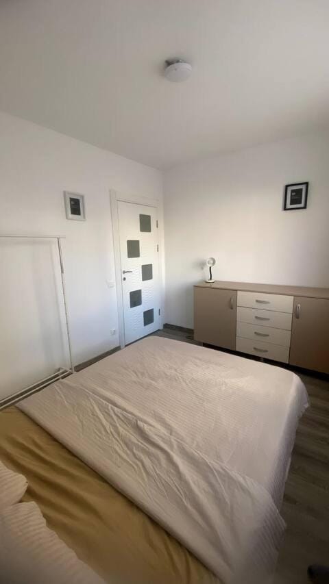 Bed, Photo of the whole room, Bedroom, microwave