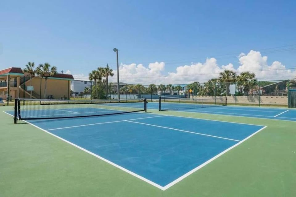 Day, Tennis court