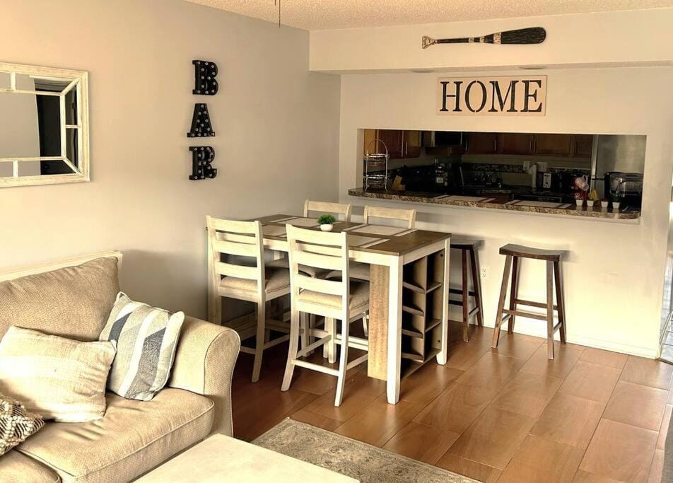 Seating area, Dining area, pet friendly