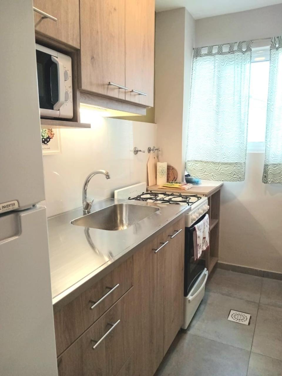 Kitchen or kitchenette, minibar