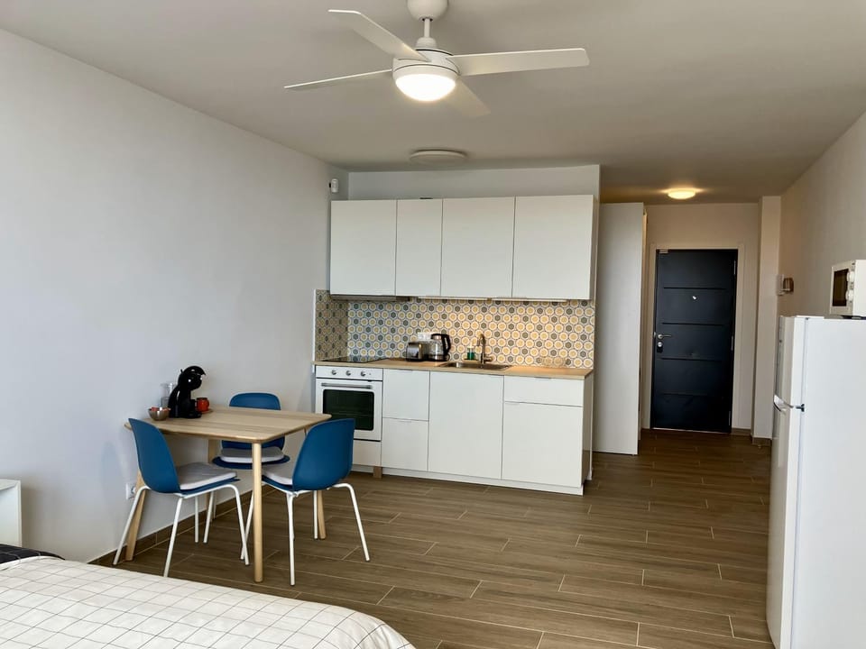 Kitchen or kitchenette, Dining area, fireplace, minibar, pet friendly, stove