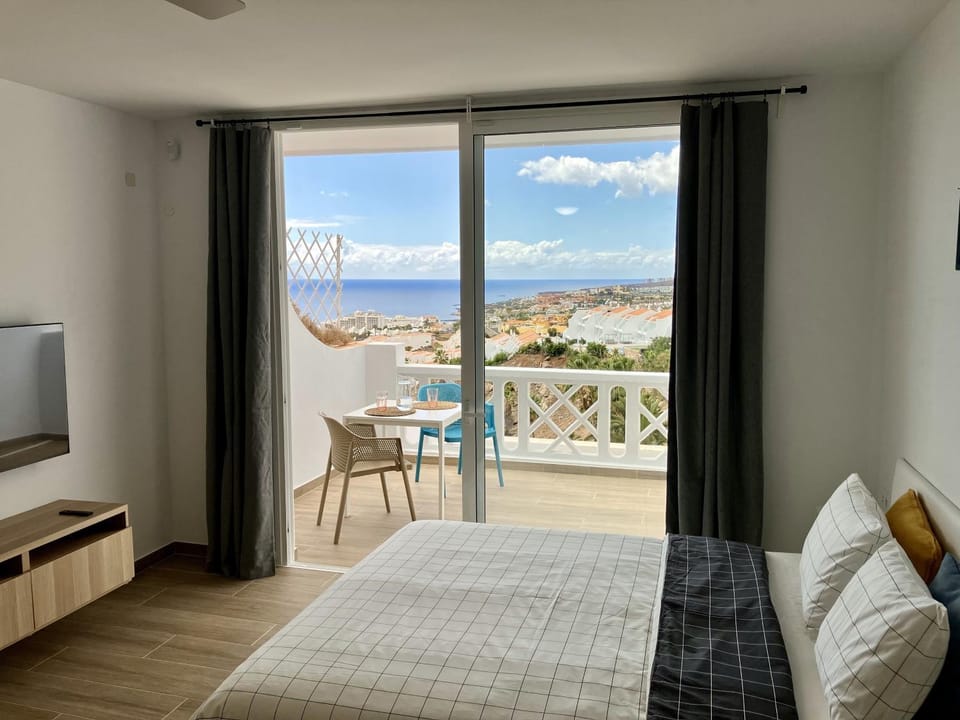 Bed, Balcony/Terrace, Sea view