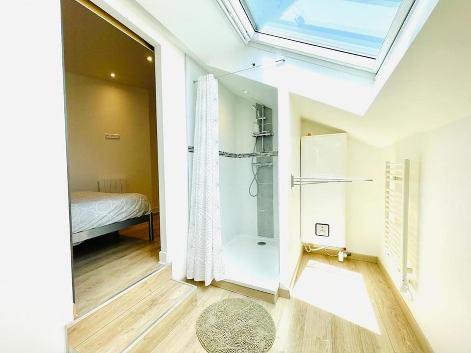 Loft de charme avec parking, jardin et terrasse Bed and Breakfast in Orléans