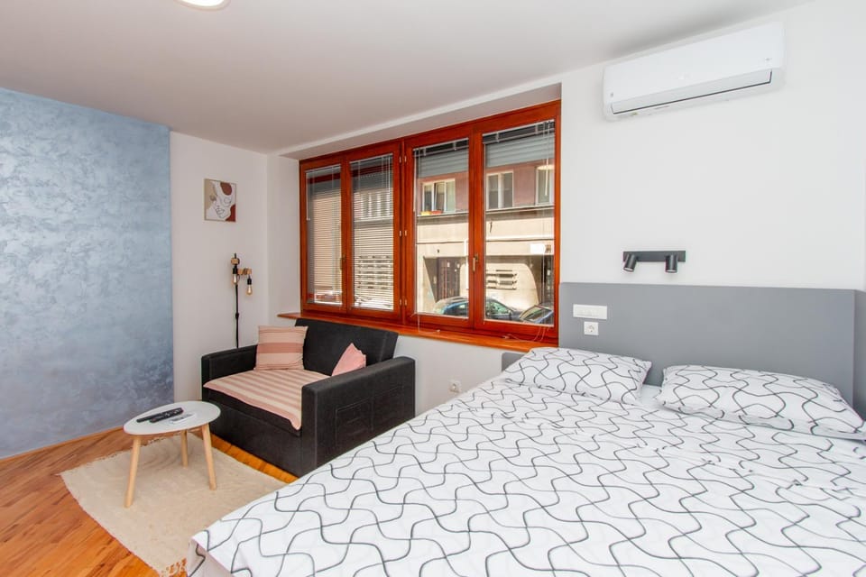 Bed, Living room