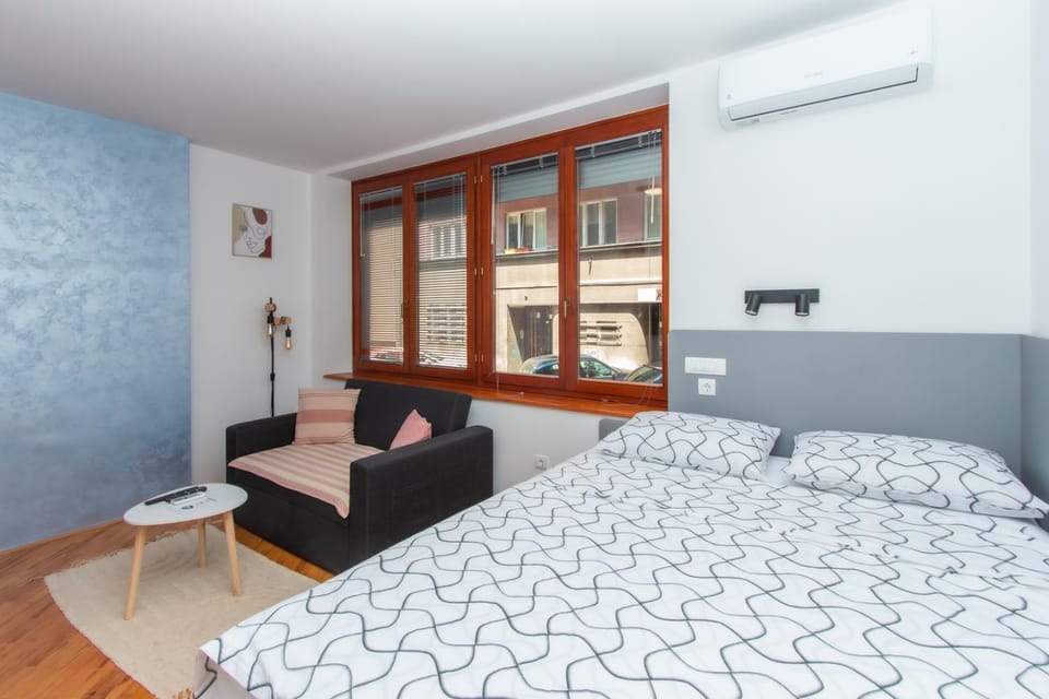Bed, Living room
