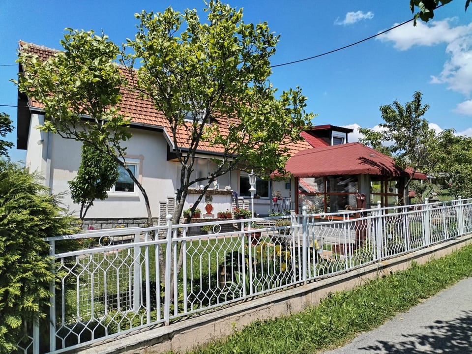 Property building, Neighbourhood, Garden, Garden view