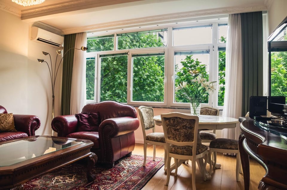 Living room, Seating area