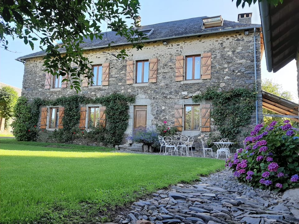 Property building, Facade/entrance, Garden