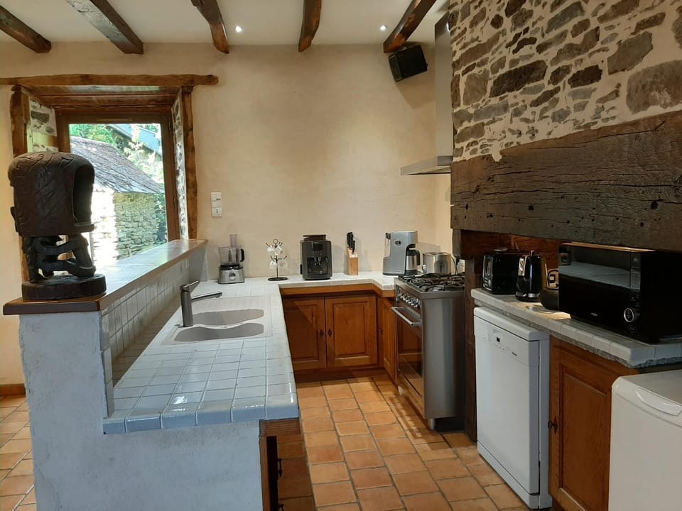Coffee/tea facilities, dishwasher, stove, washing machine, kitchen