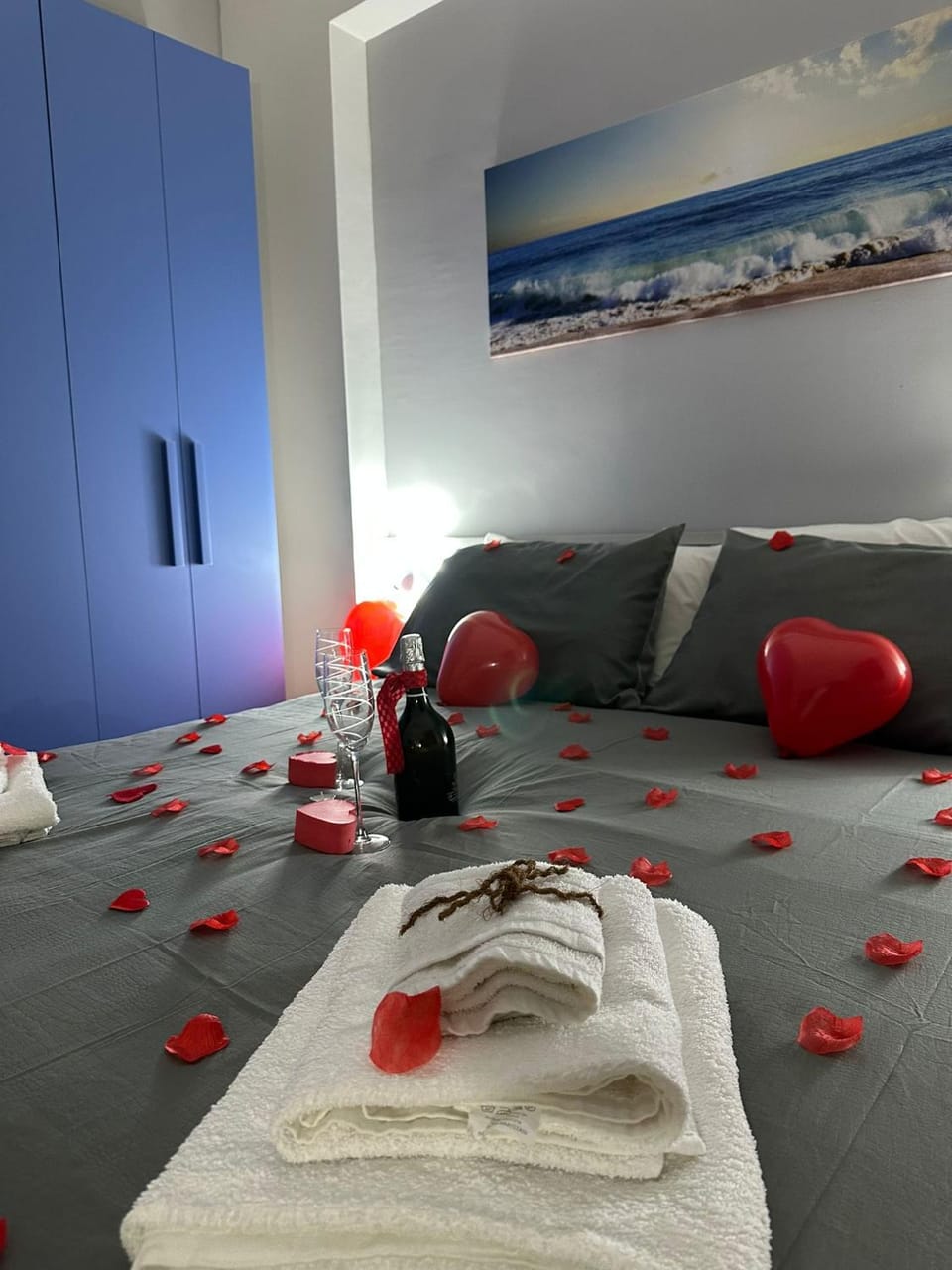 Photo of the whole room, towels