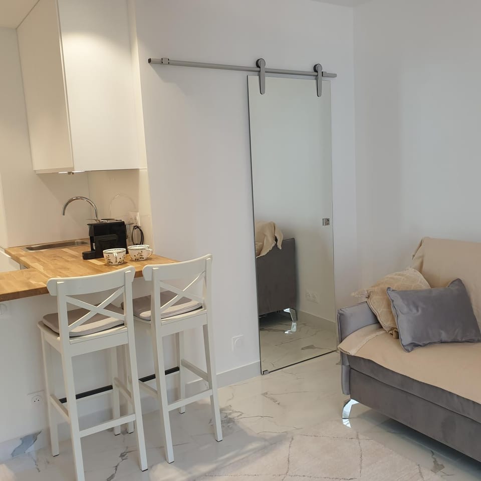 Kitchen or kitchenette, Dining area, minibar, oven