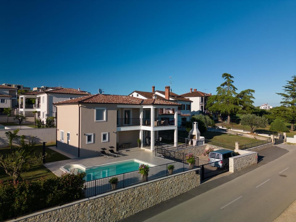 Property building, Natural landscape, Pool view, Swimming pool, Location, Parking