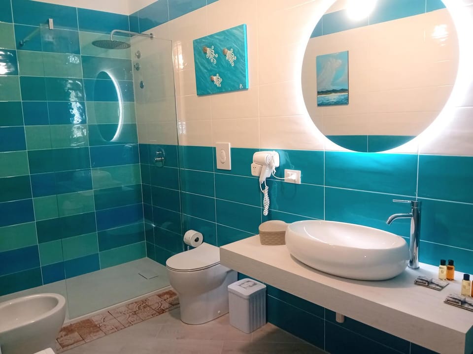 Shower, Toilet, Bathroom, bidet, towels