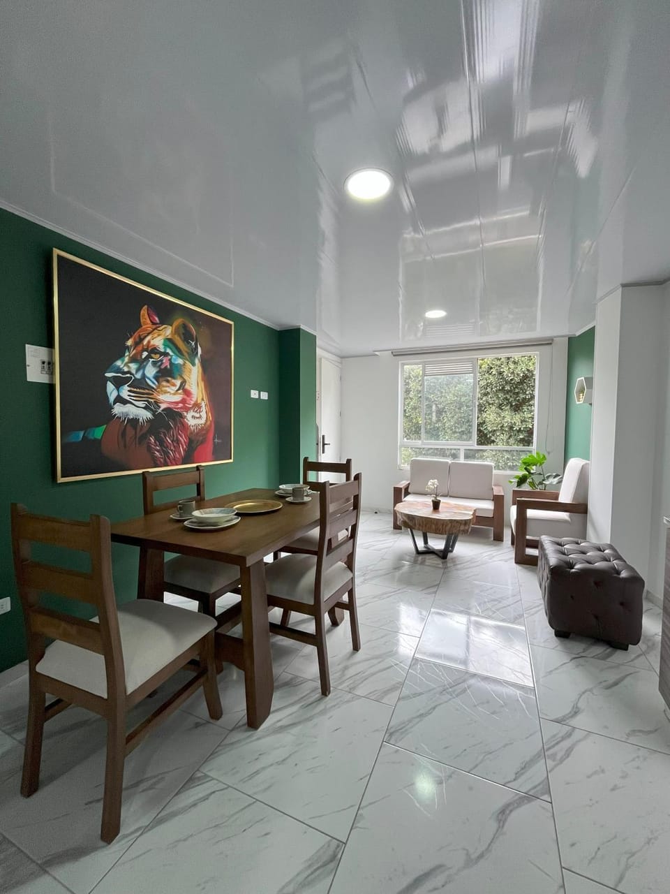 Living room, Food and drinks, Seating area, Dining area