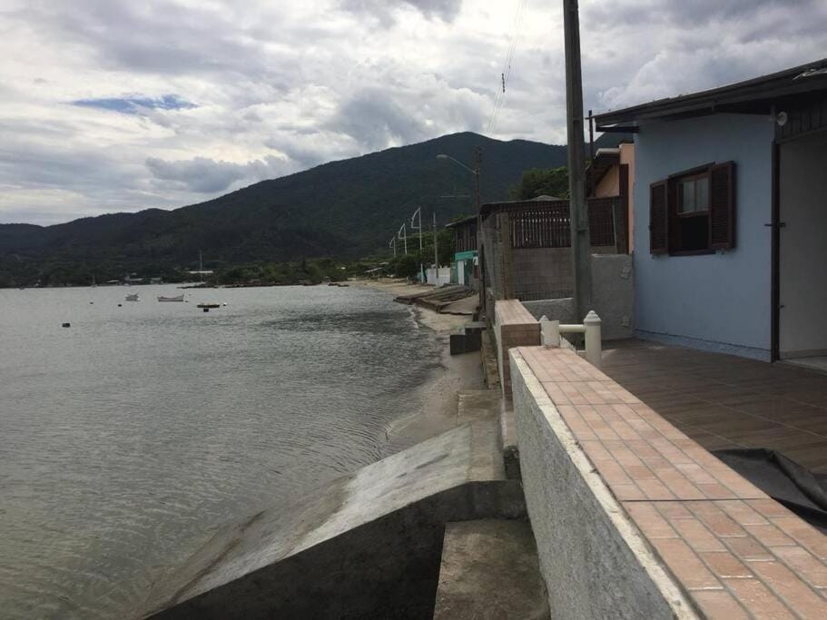 Casa de frente ao mar Enseada de Brito House in State of Santa Catarina