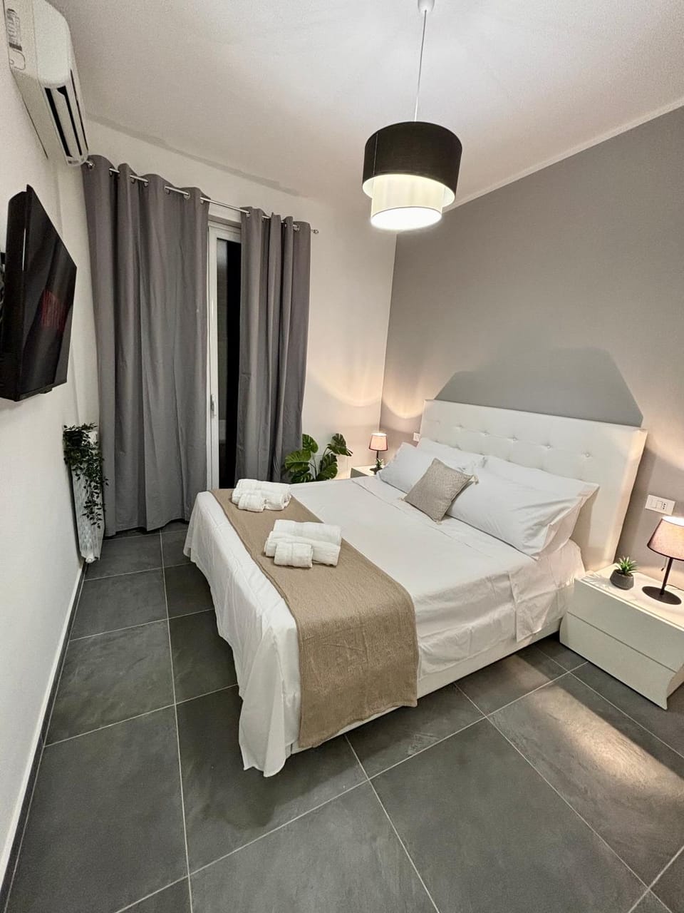 Bed, TV and multimedia, Photo of the whole room, Bedroom, towels, air conditioner