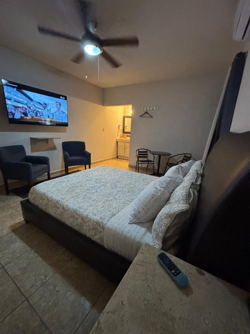 TV and multimedia, Photo of the whole room, Bedroom