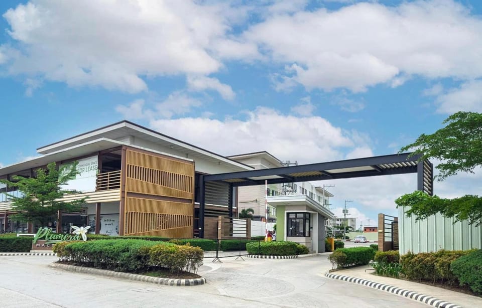 Property building, Facade/entrance, Day
