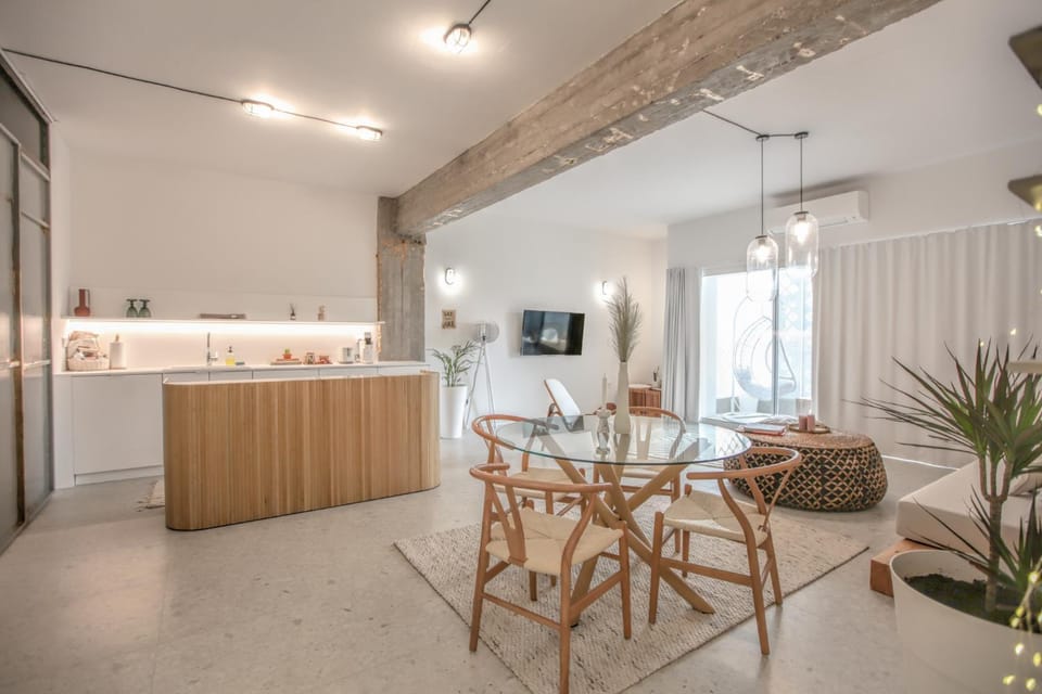 Dining area, kitchen