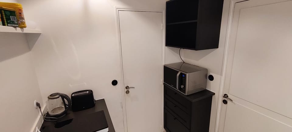 Kitchen or kitchenette, minibar