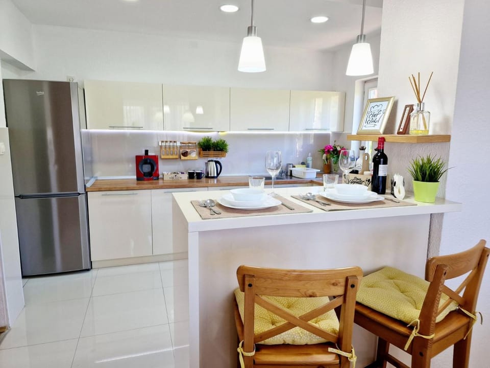 Kitchen or kitchenette, oven