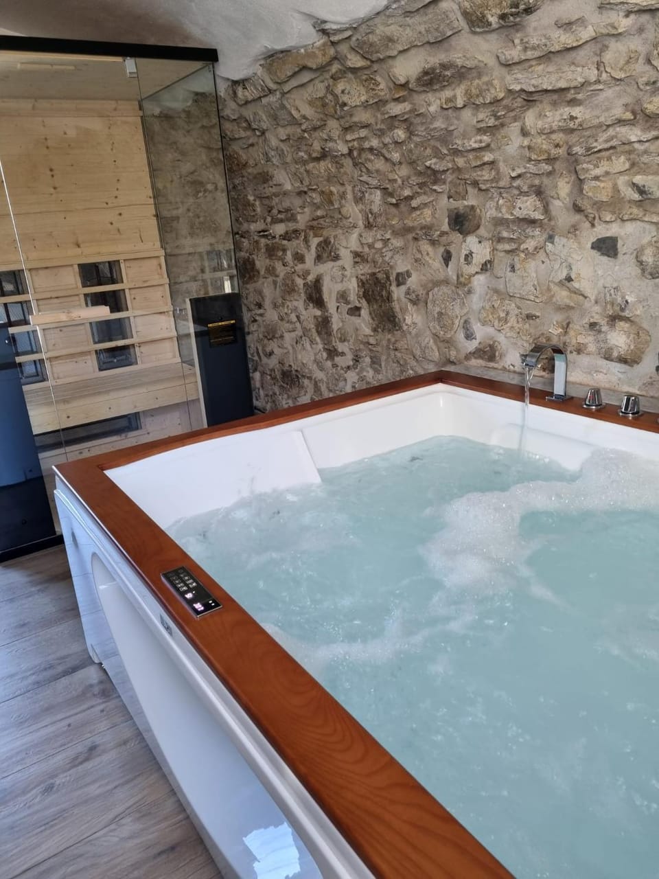 Hot Tub, Massage, Sauna, Spa and wellness centre/facilities
