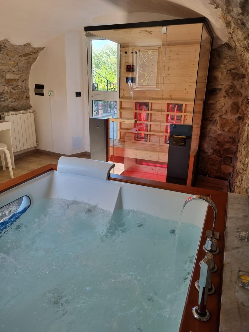 Hot Tub, Massage, Sauna, Sauna, Spa and wellness centre/facilities