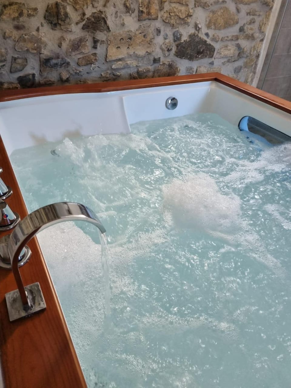 Hot Tub, Massage, Spa and wellness centre/facilities