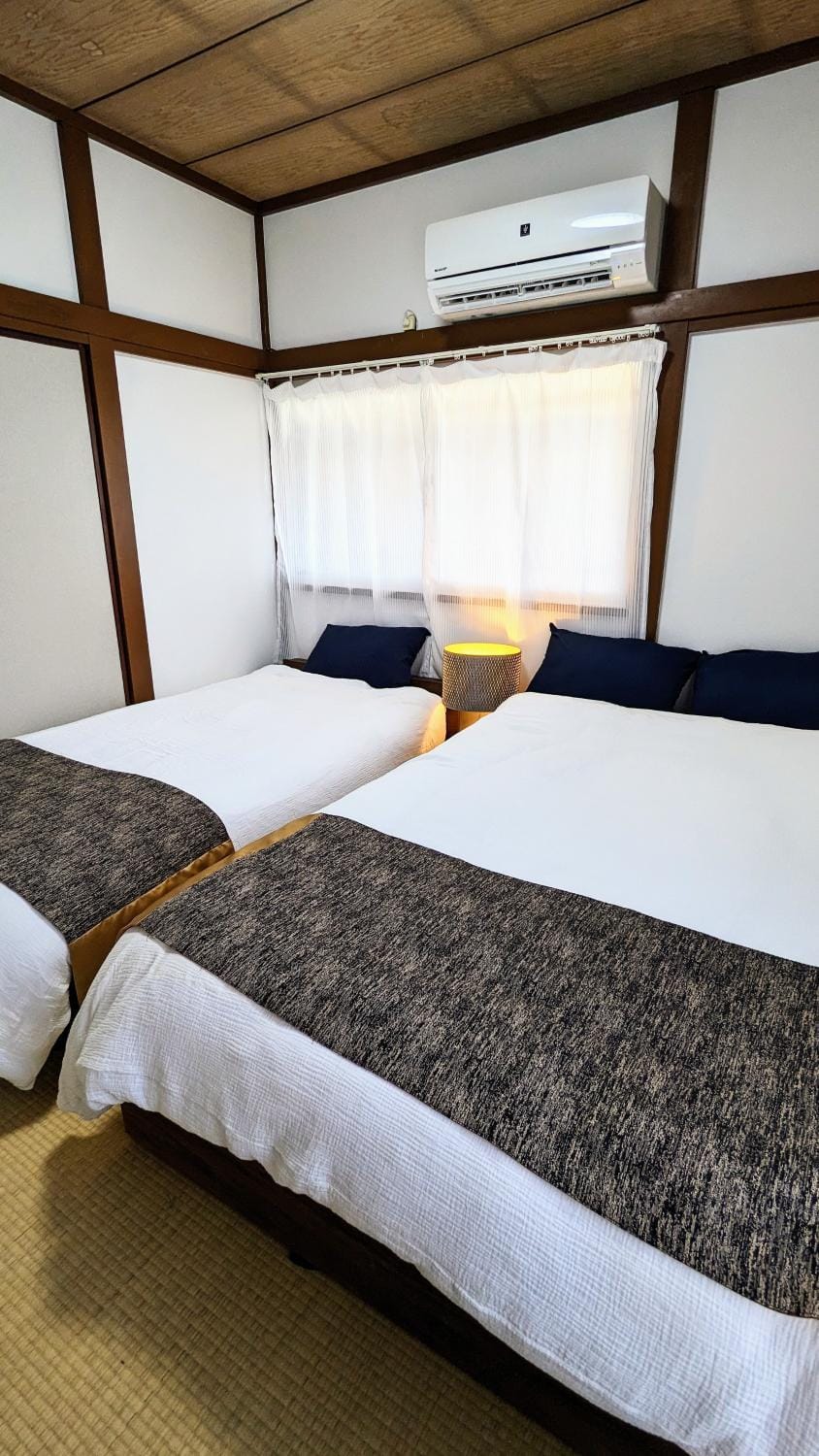 Bed, Photo of the whole room, Bedroom, air conditioner