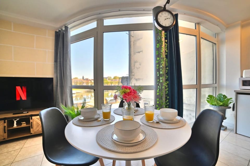 TV and multimedia, Seating area, Dining area