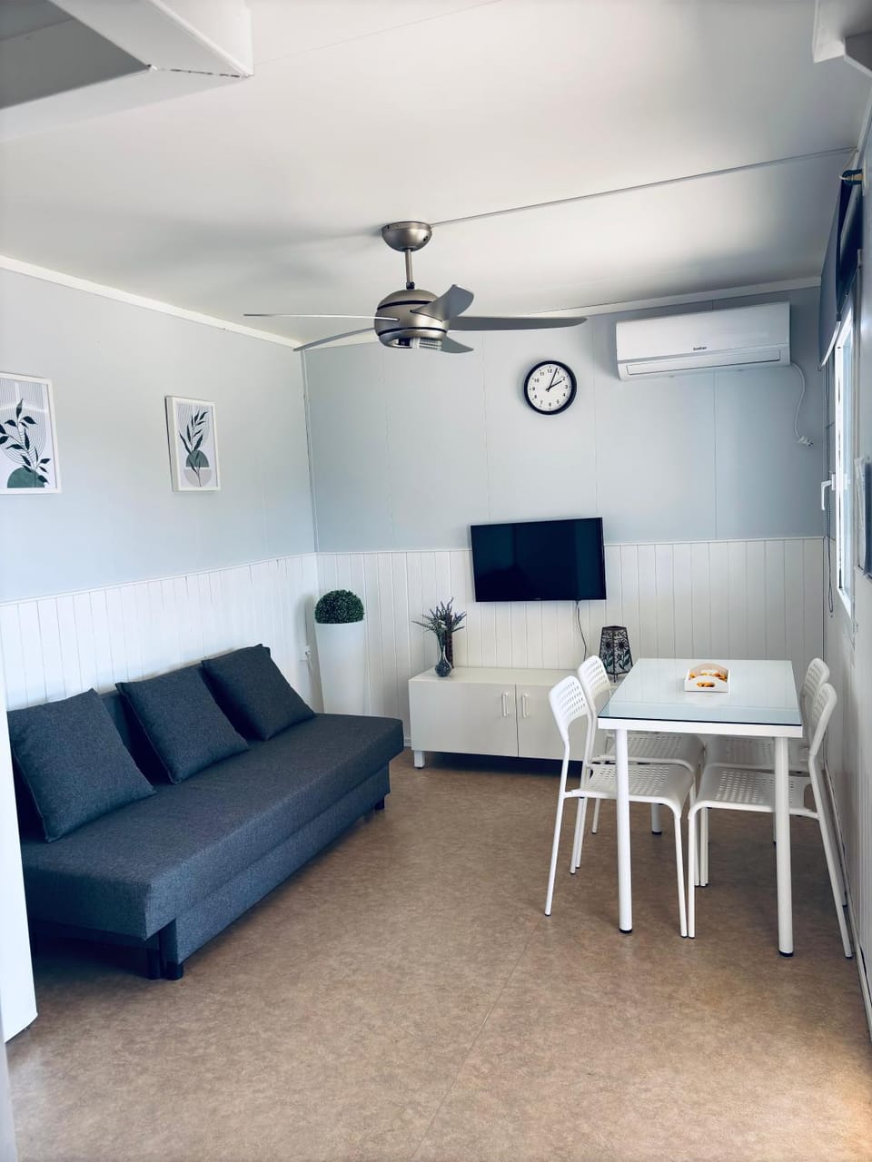 Communal lounge/ TV room, TV and multimedia, Living room, Seating area, Evening entertainment