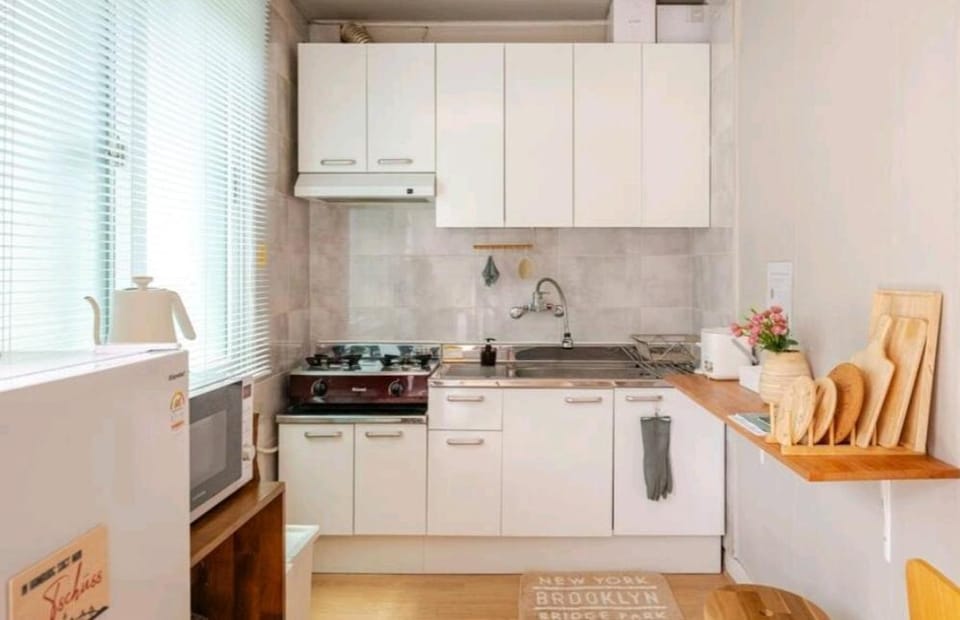 Kitchen or kitchenette, minibar