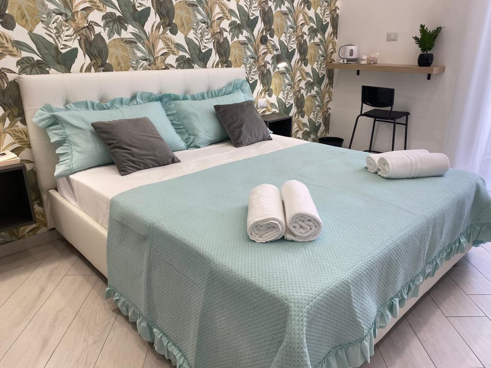 Bed, Photo of the whole room, Bedroom, towels