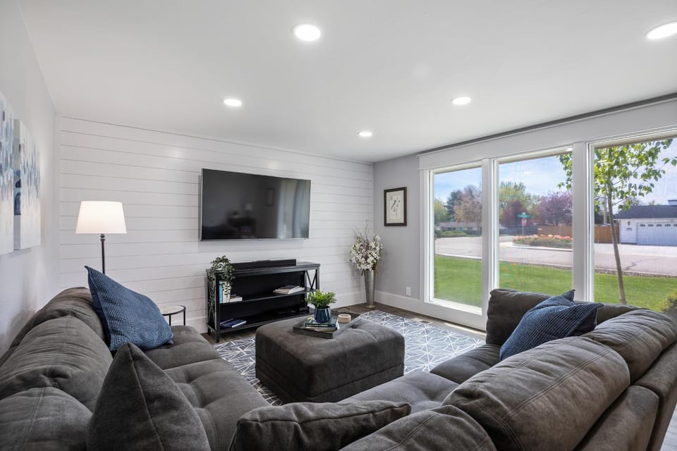 Communal lounge/ TV room, TV and multimedia, Living room, Seating area, Evening entertainment