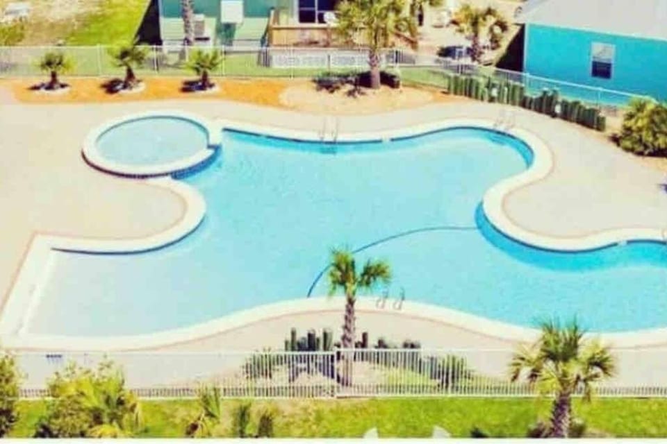 6011 New Listing 1 minute to beach 2 pools House in Alabama