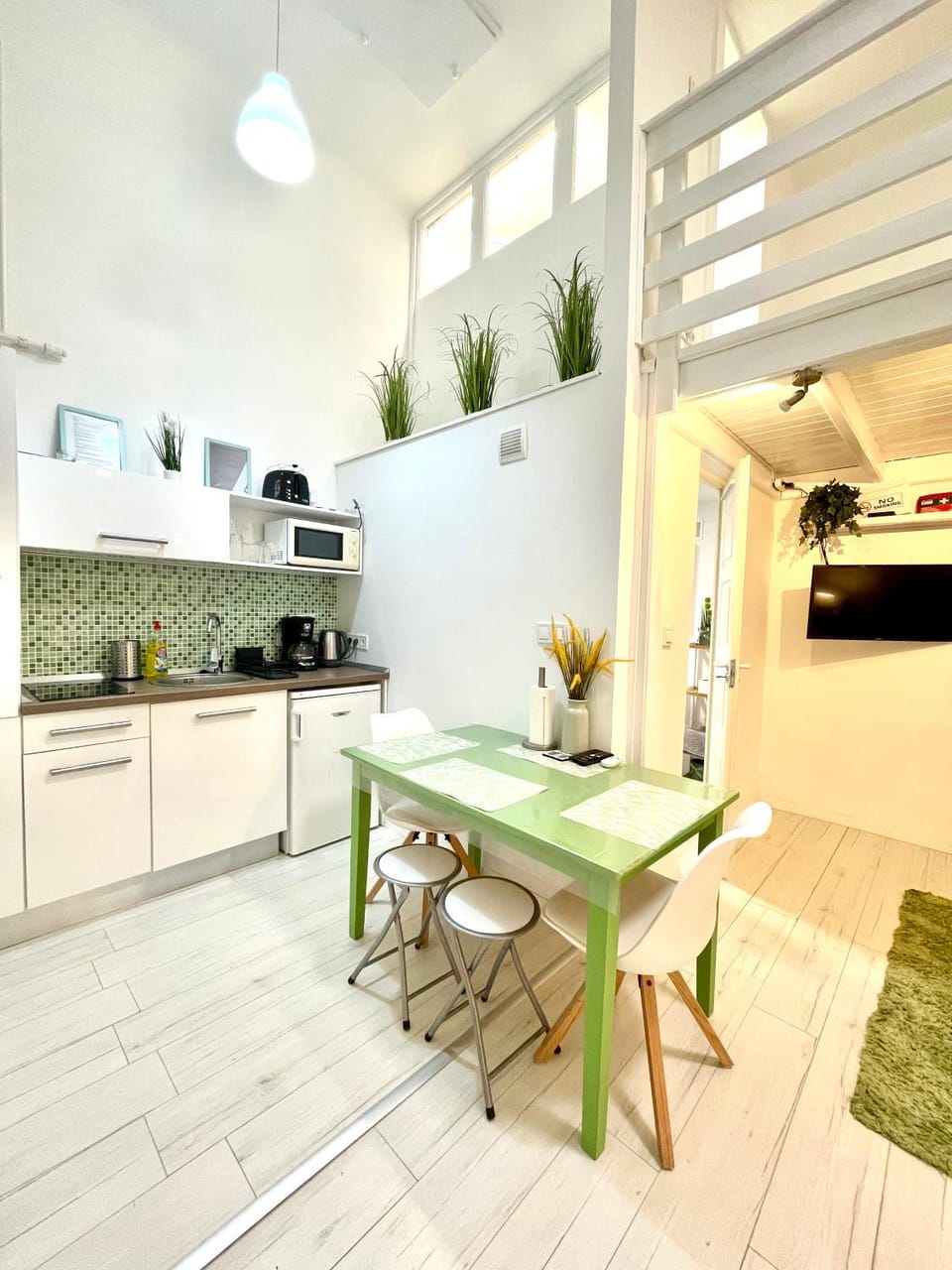 Coffee/tea facilities, Kitchen or kitchenette, Dining area, stove, toaster