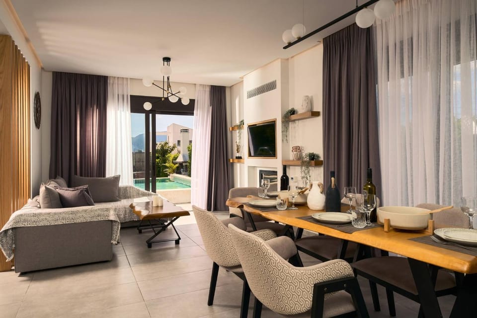 Communal lounge/ TV room, Living room