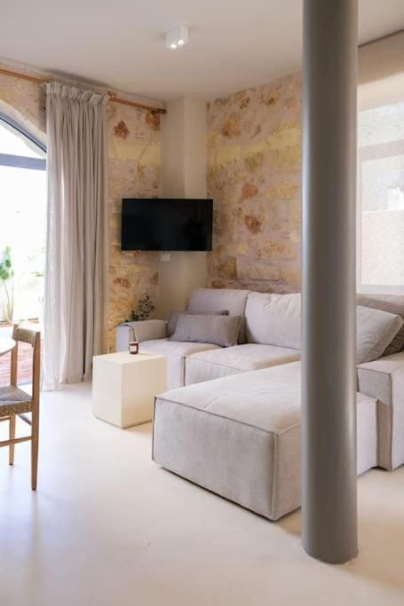 Communal lounge/ TV room, TV and multimedia, Living room, Photo of the whole room, Decorative detail, Seating area, Evening entertainment, internet, toaster