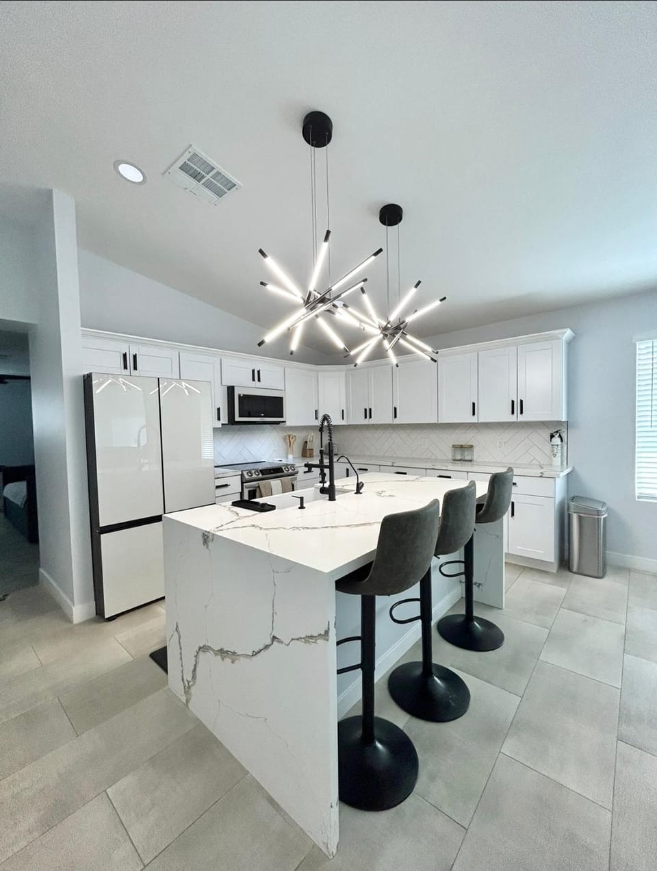 Kitchen or kitchenette, dishwasher, minibar