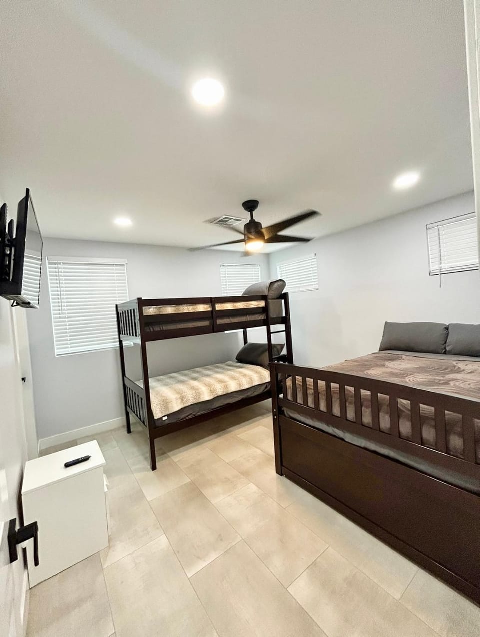 Bed, TV and multimedia, Photo of the whole room, Bedroom, bunk bed, fireplace
