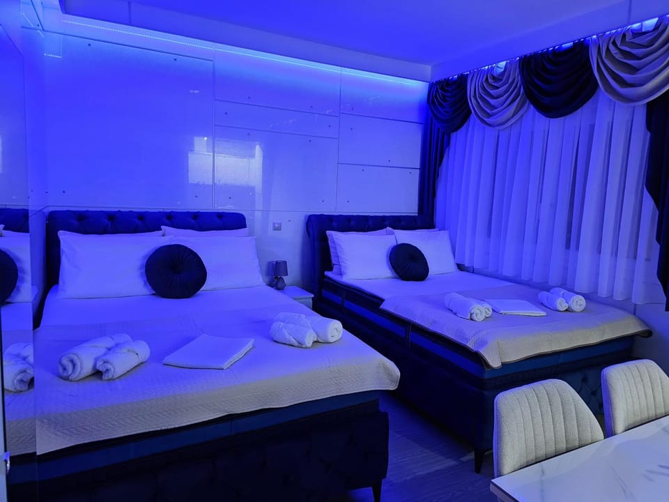 Bed, Photo of the whole room, Bedroom, towels