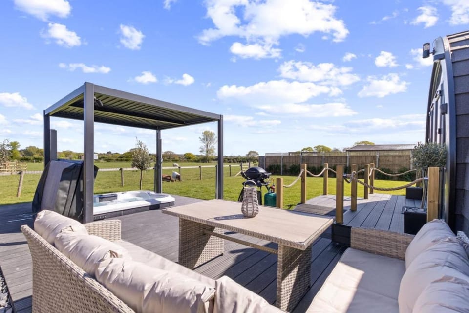 Nestledstays - The Barn House House in Arun District