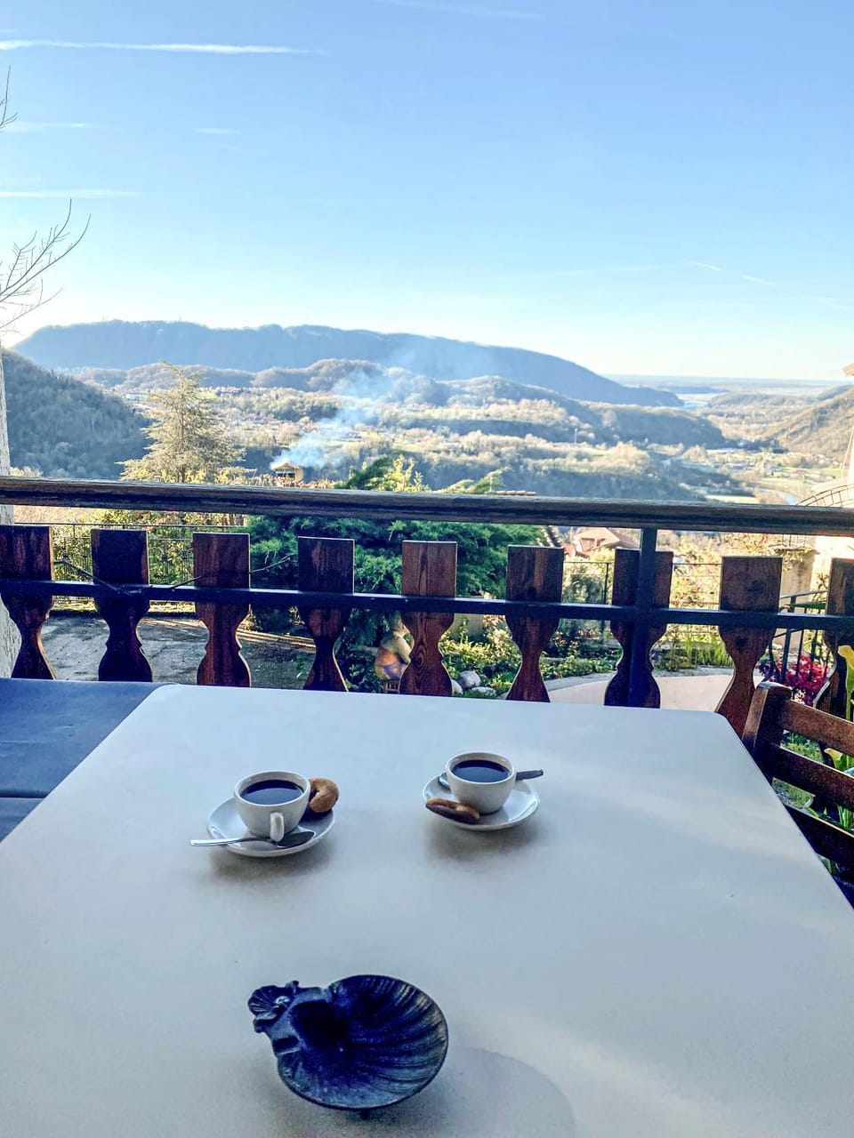 View (from property/room), Balcony/Terrace, Seating area, Dining area, Mountain view, River view