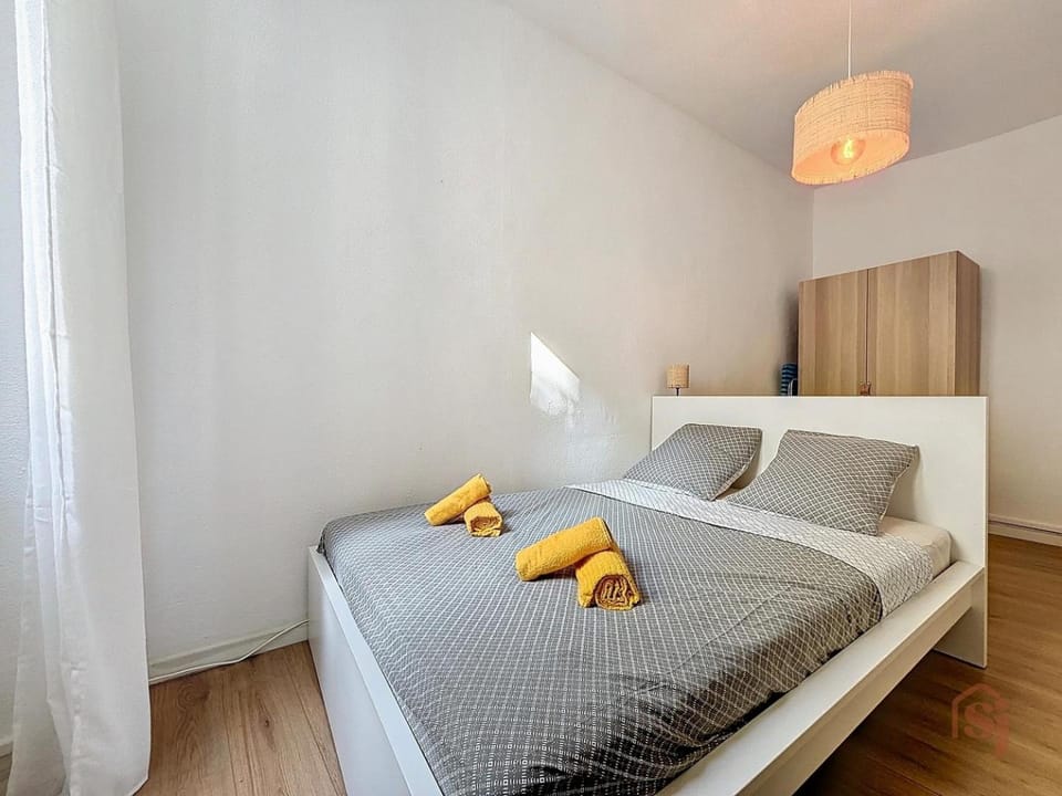 Photo of the whole room, Bedroom