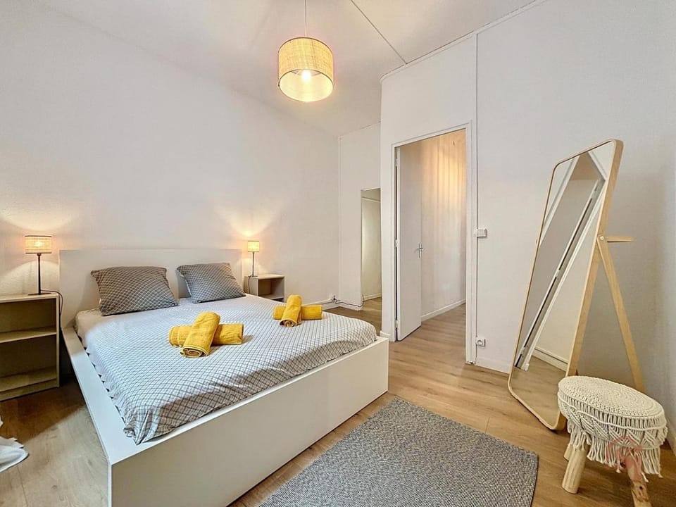 Photo of the whole room, Bedroom