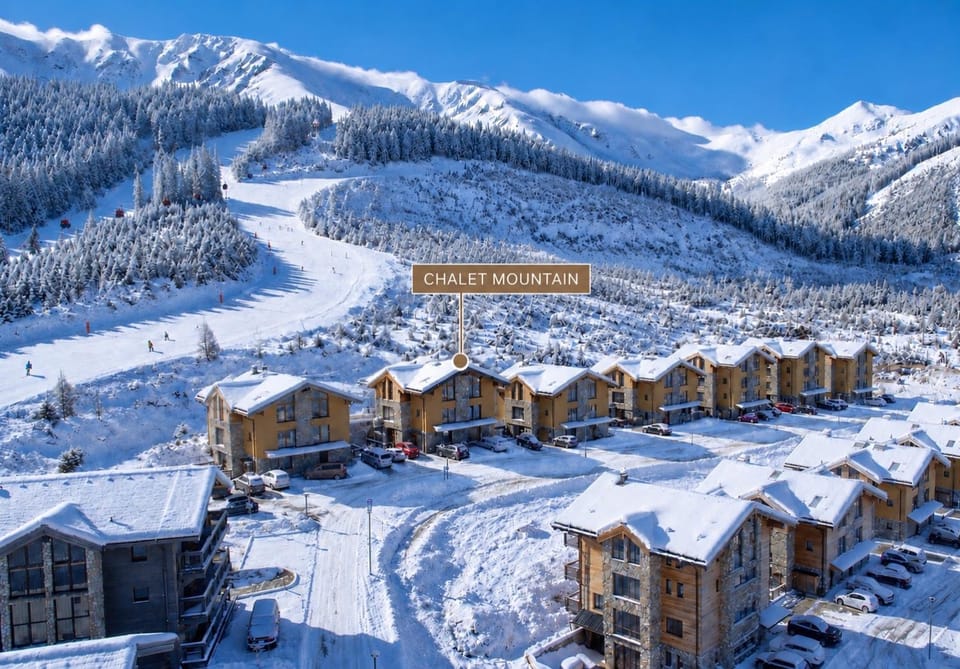 Property building, Nearby landmark, Day, Natural landscape, Winter, Mountain view