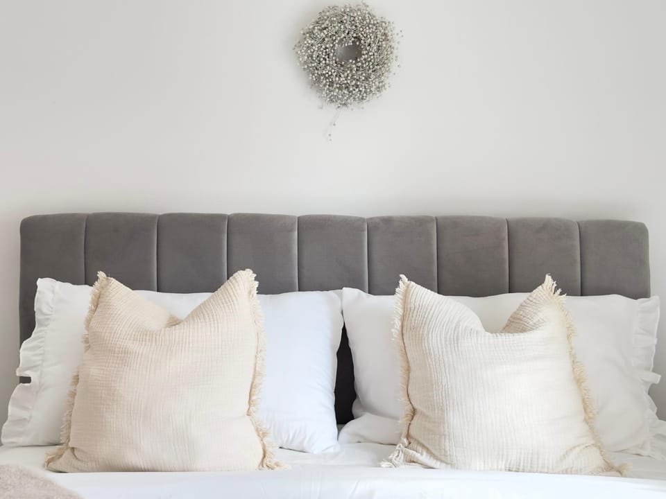 Bed, Photo of the whole room, Bedroom, Family, internet