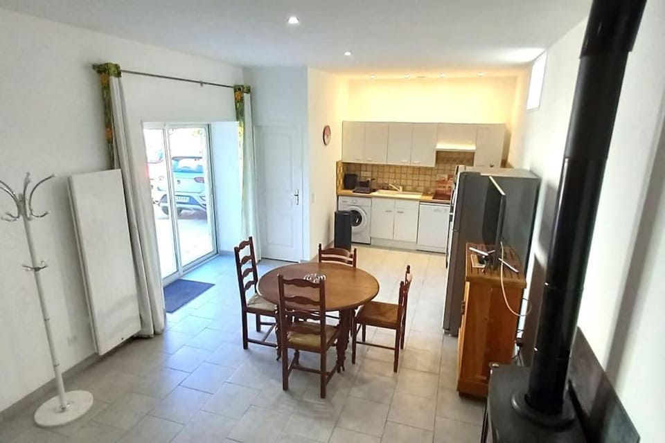 TV and multimedia, Kitchen or kitchenette, dishwasher, stove